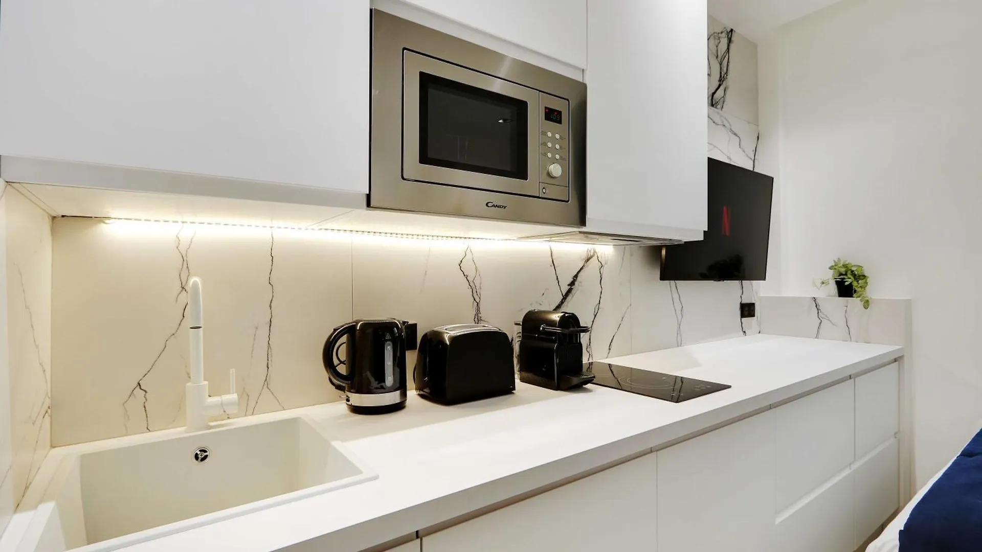 Apartment Studio Ideally Located In The Heart Of Paris