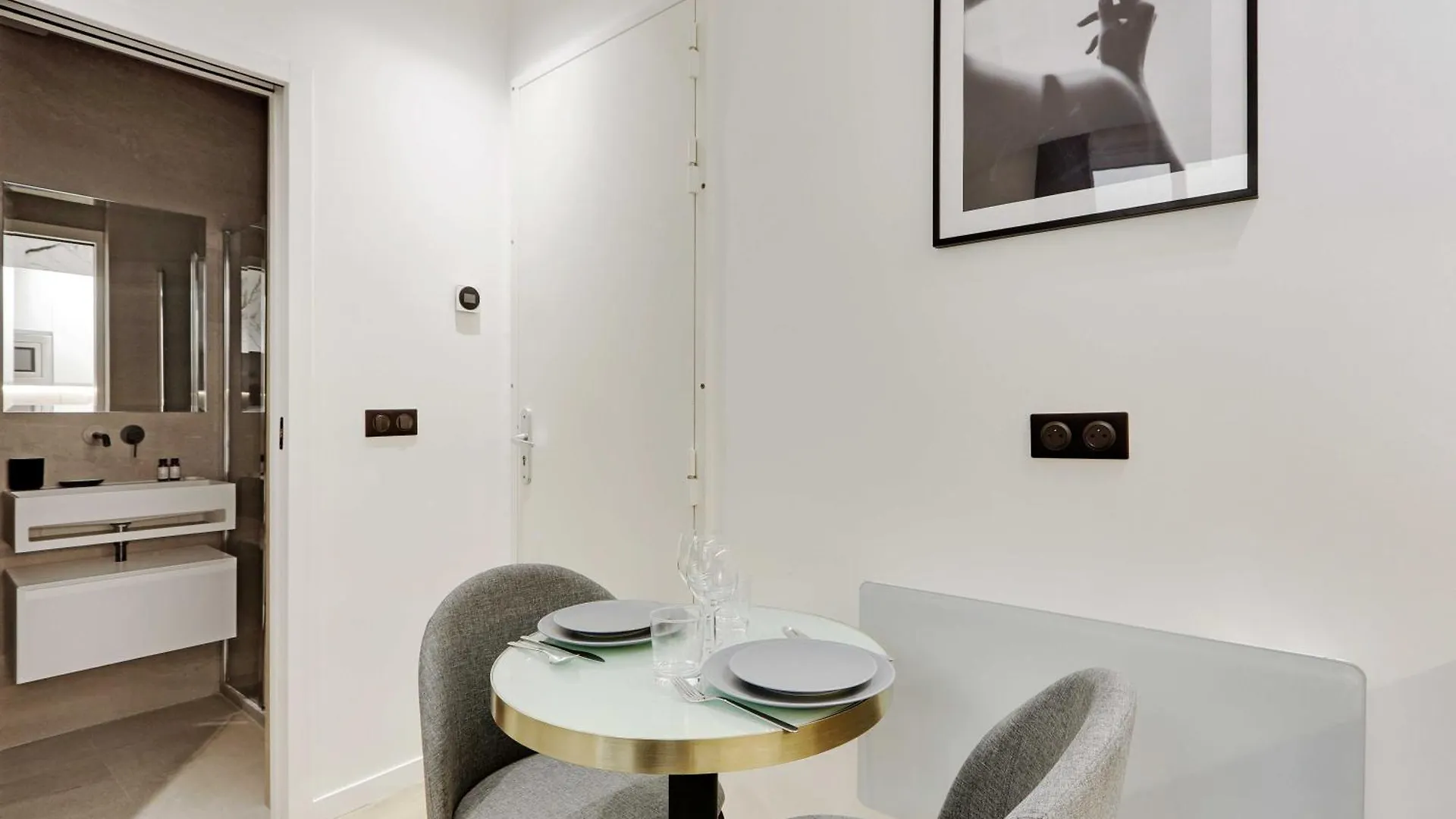 Apartment Studio Ideally Located In The Heart Of Paris